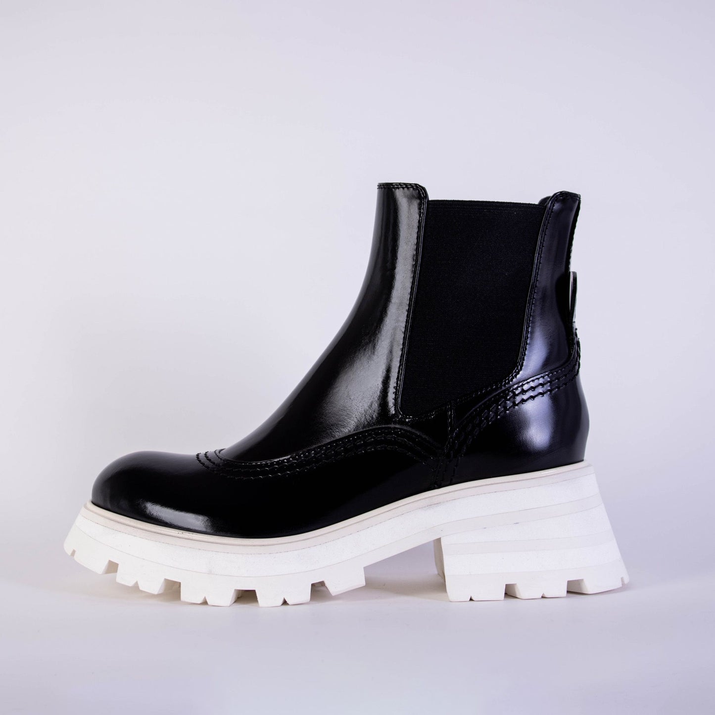 Alexander McQueen Elegant Leather Chelsea Boots with Flared Sole